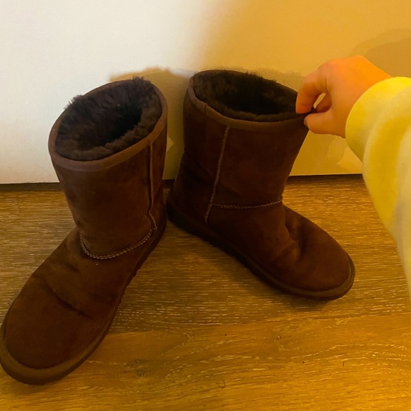 Uggs - Chocolate Size 5 - Picture 3 of 4